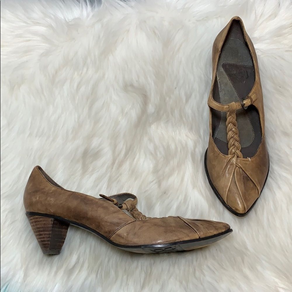 Anthro Blay Tan Washed Leather Heels‎ Size 39/8.5
